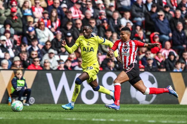 Premier League: Sunderland v Tottenham Hotspur Reinildo Mandava of Sunderland and Randal Kolo Muani of Tottenham Hotspur battle for the ball during the Premier League match Sunderland vs Tottenham Hotspur at Stadium Of Light, Sunderland, United Kingdom on 12 April 2026 (Photo by Alfie Cosgrove News Images) Sunderland Stadium Of Light Tyne and Wear United Kingdom Copyright: xAlfiexCosgrove NewsxImagesx