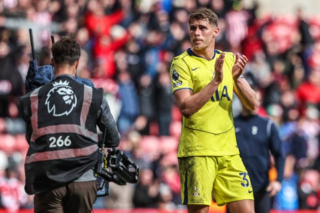 Premier League: Sunderland v Tottenham Hotspur Micky van de Ven of Tottenham Hotspur applauds the fans after the game during the Premier League match Sunderland vs Tottenham Hotspur at Stadium Of Light, Sunderland, United Kingdom on 12 April 2026 (Photo by Alfie Cosgrove News Images) Sunderland Stadium Of Light Tyne and Wear United Kingdom Copyright: xAlfiexCosgrove NewsxImagesx