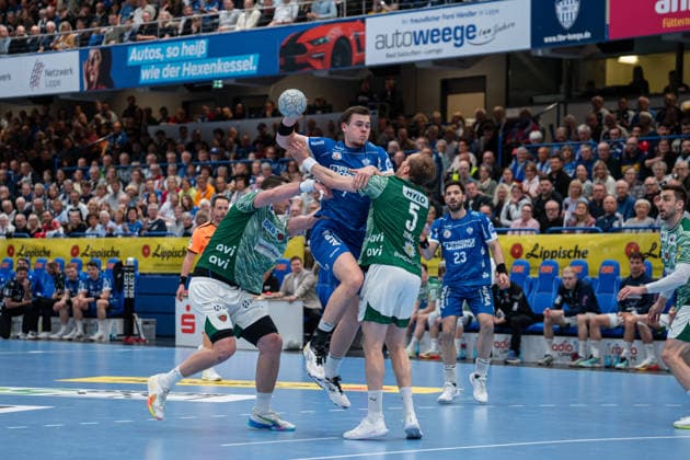 TBV Lemgo Lippe (GER) vs. Fuechse Berlin (GER), Handball, Daikin Handball Bundesliga, 28. Spieltag, 12.4.2026, Saision 2025 2026, Lemgo Jan Mudrow (TBV Lemgo Lippe, 07) im Torwurf gegen Max Darj (Fuechse Berlin, 05) Lemgo Phoenix Contact Arena Deutschland