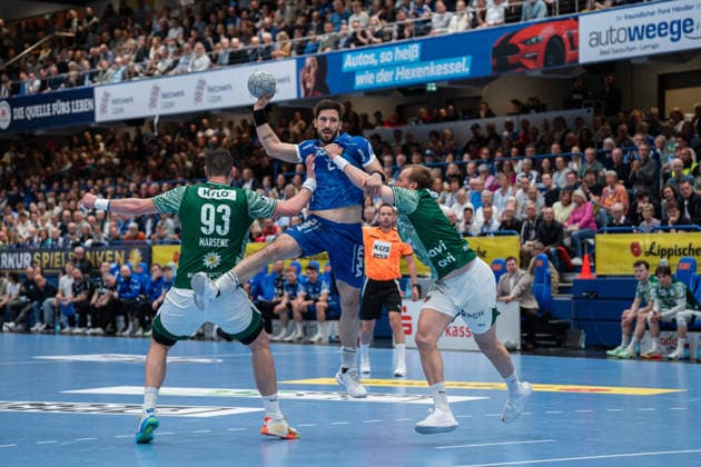 TBV Lemgo Lippe (GER) vs. Fuechse Berlin (GER), Handball, Daikin Handball Bundesliga, 28. Spieltag, 12.4.2026, Saision 2025 2026, Lemgo Tim Suton (TBV Lemgo Lippe, 23) im Torwurf gegen Mathias Gidsel (Fuechse Berlin, 19) Lemgo Phoenix Contact Arena Deutschland
