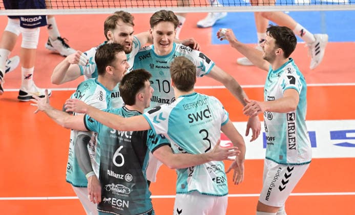 GER; 1.VBL, Play Off Halbfinale, SVG Lueneburg vs SWD Powervolleys Dueren 12.04.2026, GER; 1. VBL, PLay Off Halbfinale, SVG Lueneburg vs SWD Powervolleys Dueren, im Bild die Mannschaft aus Dueren jubelt
