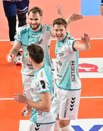 GER; 1.VBL, Play Off Halbfinale, SVG Lueneburg vs SWD Powervolleys Dueren 12.04.2026, GER; 1. VBL, PLay Off Halbfinale, SVG Lueneburg vs SWD Powervolleys Dueren, im Bild die Mannschaft aus Dueren jubelt