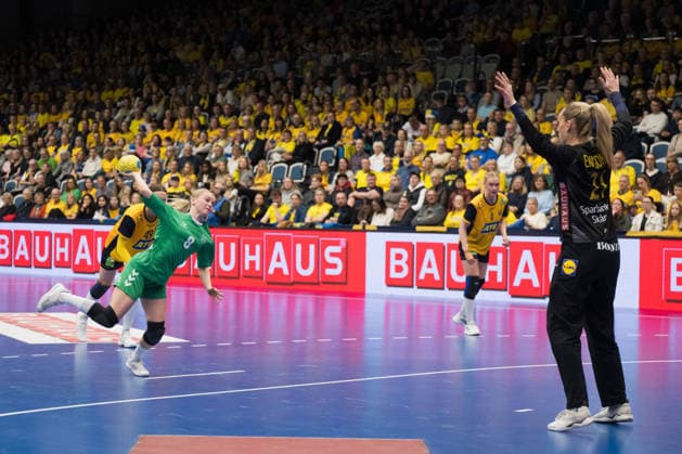 260412 Dominyka Andronik of Litauen and Goalkeeper Evelina Eriksson of Sweden during the women s EHF EURO Qualification, EM, Europameisterschaft handball match between Sweden and Lithuania on April 12, 2026 in Kosta. Photo: Suvad Mrkonjic BILDBYRAN COP 170 SM0457 handball handboll handball kval em em-kval qualification womens ehf euro qualification sverige sweden litauen lithuania dam bbeng sverige sweden Copyright: SUVADxMRKONJIC BB260412SM022