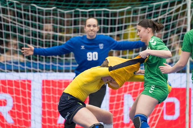 260412 Olivia Löfqvist of Sweden and Martyna Ustilaite of Litauen during the women s EHF EURO Qualification, EM, Europameisterschaft handball match between Sweden and Lithuania on April 12, 2026 in Kosta. Photo: Suvad Mrkonjic BILDBYRAN COP 170 SM0457 handball handboll handball kval em em-kval qualification womens ehf euro qualification sverige sweden litauen lithuania dam bbeng sverige sweden Copyright: SUVADxMRKONJIC BB260412SM024