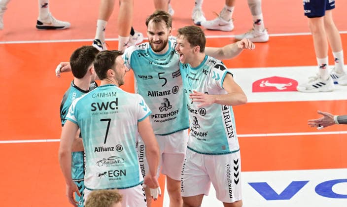GER; 1.VBL, Play Off Halbfinale, SVG Lueneburg vs SWD Powervolleys Dueren 12.04.2026, GER; 1. VBL, PLay Off Halbfinale, SVG Lueneburg vs SWD Powervolleys Dueren, im Bild die Mannschaft aus Dueren jubelt