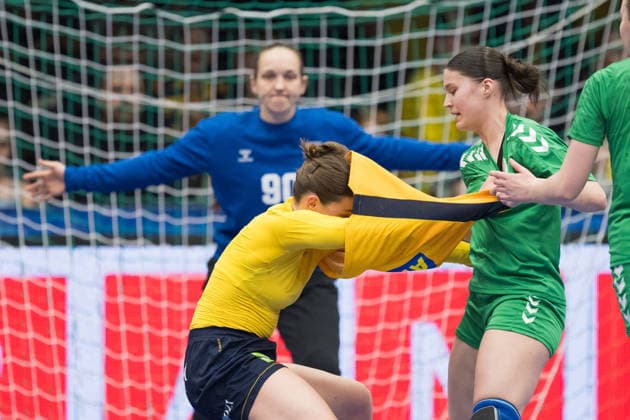 260412 Olivia Löfqvist of Sweden and Martyna Ustilaite of Litauen during the women s EHF EURO Qualification, EM, Europameisterschaft handball match between Sweden and Lithuania on April 12, 2026 in Kosta. Photo: Suvad Mrkonjic BILDBYRAN COP 170 SM0457 handball handboll handball kval em em-kval qualification womens ehf euro qualification sverige sweden litauen lithuania dam bbeng sverige sweden Copyright: SUVADxMRKONJIC BB260412SM025