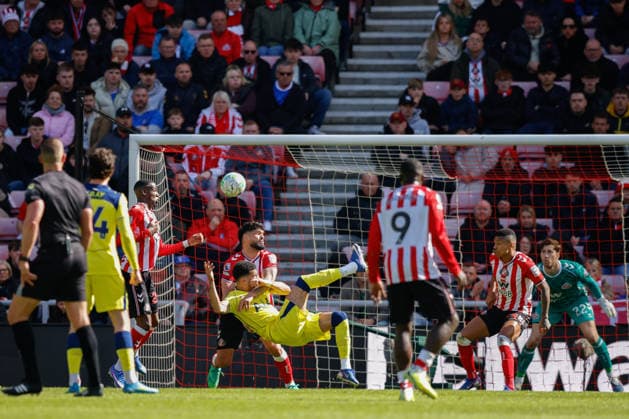 Sunderland v Tottenham Hotspur, Premier League Dominic Solanke of Tottenham Hotspur attempts a over head kick during the Sunderland v Tottenham Hotspur Premier League match at the Stadium of Light, Sunderland, England on 12 April 2026 Credit: Craig Cowan Every Second Media Editorial use only. All images are copyright Every Second Media Limited. No images may be reproduced without prior permission. All rights reserved. Premier League and Football League images are subject to licensing agreements with Football DataCo Limited. see https: www.football-dataco.com Copyright: xIMAGO EveryxSecondxMediax ESM-1907-0128 CraigxCowanx xEveryxSecondxMediax