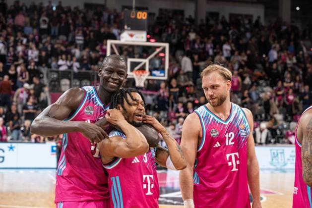 Kur Jongkuch (15; Telekom Baskets Bonn) und Melvin Jostmann (12; Telekom Baskets Bonn) feiern mit Zachery Cooks (3; Telekom Baskets Bonn) im Vordergrund EasyCredit BBL Ligaspiel am 29. Spieltag in Bonn zwischen Telekom Baskets Bonn und Basketball Löwen Braunschweig. Jubel von Kur Jongkuch (15; Telekom Baskets Bonn), Melvin Jostmann (12; Telekom Baskets Bonn) und Zachery Cooks (3; Telekom Baskets Bonn)