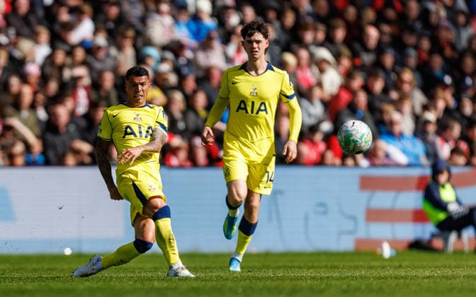 12th April 2026; Stadium of Light, Sunderland, England; Premier League Football, Sunderland versus Tottenham Hotspur; Pedro Porro of Tottenham Hotspur making a pass WMxSportsxMedia