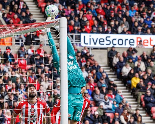 12th April 2026; Stadium of Light, Sunderland, England; Premier League Football, Sunderland versus Tottenham Hotspur; Sunderland Goalkeeper Robin Roefs tips a cross over his bar WMxSportsxMedia