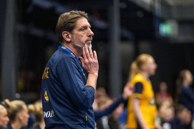 260412 Head coach Tomas AxnÃ r of Sweden during the women s EHF EURO Qualification, EM, Europameisterschaft handball match between Sweden and Lithuania on April 12, 2026 in Kosta. Photo: Suvad Mrkonjic BILDBYRAN COP 170 SM0457 handball handboll handball kval em em-kval qualification womens ehf euro qualification sverige sweden litauen lithuania dam bbeng sverige sweden Copyright: SUVADxMRKONJIC BB260412SM029