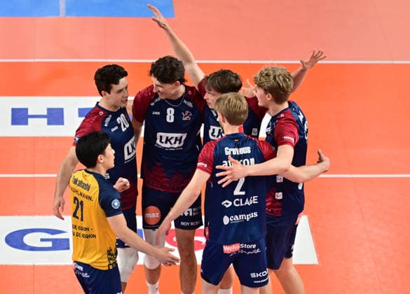 GER; 1.VBL, Play Off Halbfinale, SVG Lueneburg vs SWD Powervolleys Dueren 12.04.2026, GER; 1. VBL, PLay Off Halbfinale, SVG Lueneburg vs SWD Powervolleys Dueren, im Bild die Lueneburger Mannschaft jubelt