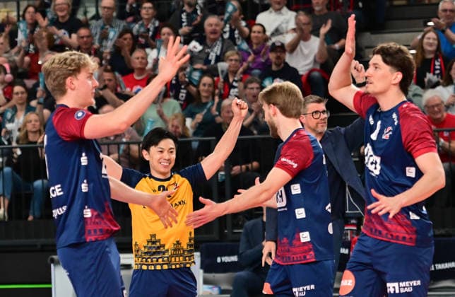 GER; 1.VBL, Play Off Halbfinale, SVG Lueneburg vs SWD Powervolleys Dueren 12.04.2026, GER; 1. VBL, PLay Off Halbfinale, SVG Lueneburg vs SWD Powervolleys Dueren, im Bild die Lueneburger Mannschaft jubelt