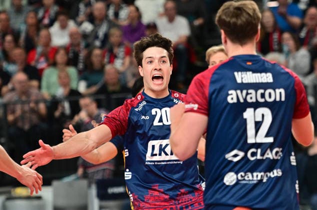 GER; 1.VBL, Play Off Halbfinale, SVG Lueneburg vs SWD Powervolleys Dueren 12.04.2026, GER; 1. VBL, PLay Off Halbfinale, SVG Lueneburg vs SWD Powervolleys Dueren, im Bild die Lueneburger Mannschaft jubelt