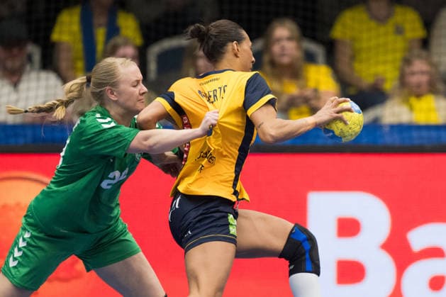 260412 Rita Rakauskiene of Litauen and Jamina Roberts of Sweden during the women s EHF EURO Qualification, EM, Europameisterschaft handball match between Sweden and Lithuania on April 12, 2026 in Kosta. Photo: Suvad Mrkonjic BILDBYRAN COP 170 SM0457 handball handboll handball kval em em-kval qualification womens ehf euro qualification sverige sweden litauen lithuania dam bbeng sverige sweden Copyright: SUVADxMRKONJIC BB260412SM032