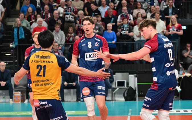 GER; 1.VBL, Play Off Halbfinale, SVG Lueneburg vs SWD Powervolleys Dueren 12.04.2026, GER; 1. VBL, PLay Off Halbfinale, SVG Lueneburg vs SWD Powervolleys Dueren, im Bild die Lueneburger Mannschaft jubelt