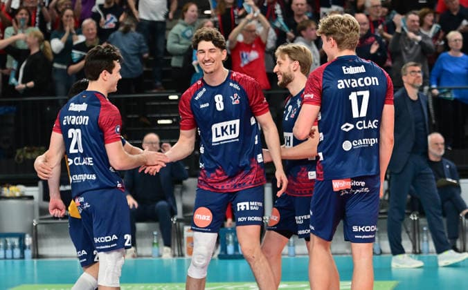 GER; 1.VBL, Play Off Halbfinale, SVG Lueneburg vs SWD Powervolleys Dueren 12.04.2026, GER; 1. VBL, PLay Off Halbfinale, SVG Lueneburg vs SWD Powervolleys Dueren, im Bild die Lueneburger Mannschaft jubelt