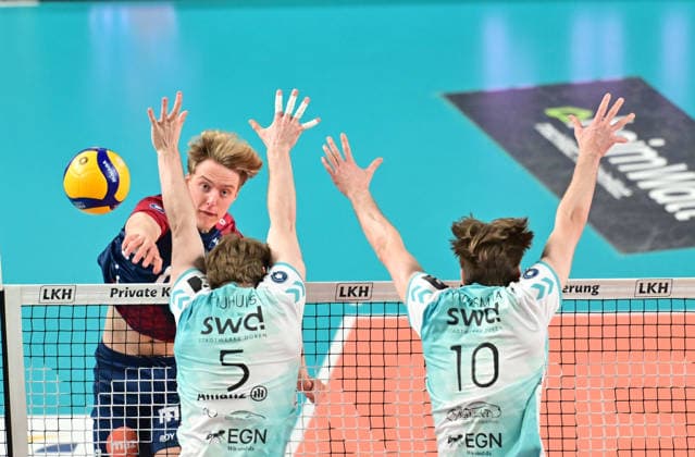 GER; 1.VBL, Play Off Halbfinale, SVG Lueneburg vs SWD Powervolleys Dueren 12.04.2026, GER; 1. VBL, PLay Off Halbfinale, SVG Lueneburg vs SWD Powervolleys Dueren, im Bild Axel Valentin Enlund (SVG 17) versucht sich gegen Sjors Tijhuis (Dueren 5) und Petteri Samuli Tyynismaa (Dueren 10) durchzusetzen