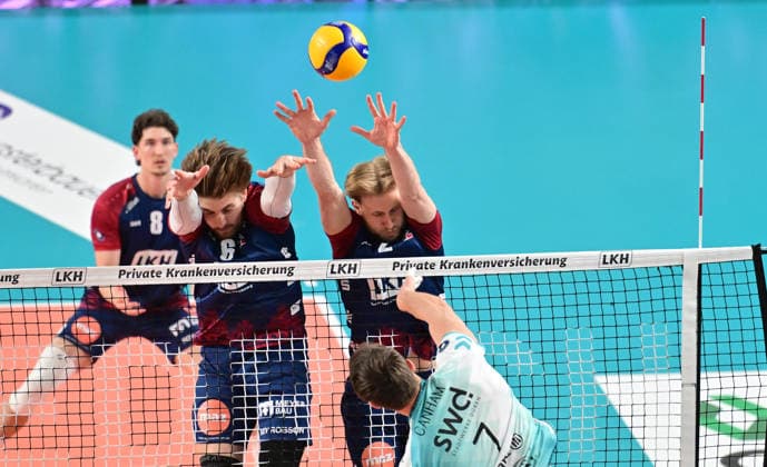 GER; 1.VBL, Play Off Halbfinale, SVG Lueneburg vs SWD Powervolleys Dueren 12.04.2026, GER; 1. VBL, PLay Off Halbfinale, SVG Lueneburg vs SWD Powervolleys Dueren, im Bild Jordan Alexander Canham (Dueren 07) versuhcht sich gegen Jackson Clifford Howe (SVG 6) und Daniel Gruvaeus Daniel Gruvaeus (SVG 2) durchzusetzen