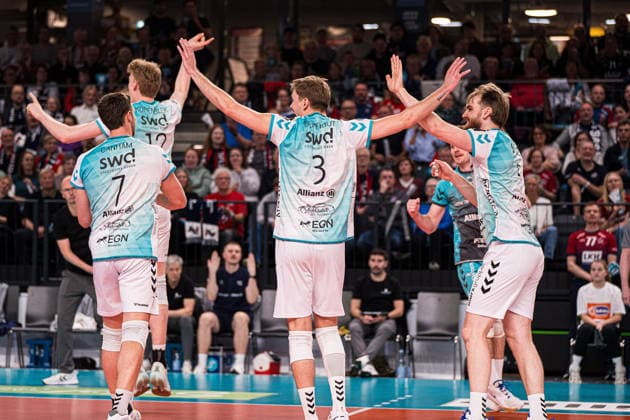 Volleyball I Herren I Saison 2025-2026 I Bundesliga I Halbfinale I SVG Lüneburg - SWD powervolleys Düren I 12.04.2026 Jubel, Begeisterung, Enthusiasmus, Euphorie, Freude, Glücksgefühl, Heiterkeit bei: Mannschaft der SWD Powervolleys Düren Copyright: xLobeca Björn-OlexKehmx