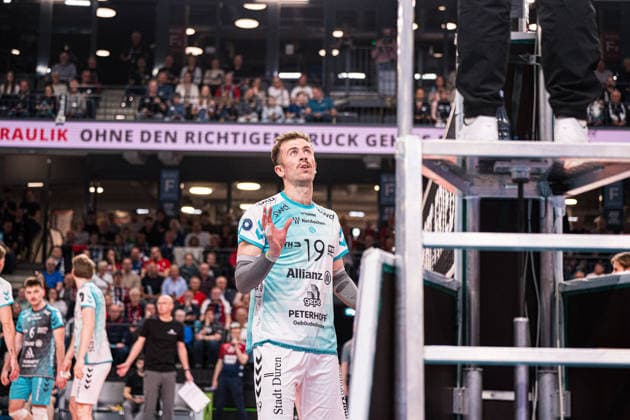 Volleyball I Herren I Saison 2025-2026 I Bundesliga I Halbfinale I SVG Lüneburg - SWD powervolleys Düren I 12.04.2026 Ryan Poole (19, SWD Powervolleys Düren) diskutiert mit dem Schiedsrichter Copyright: xLobeca Björn-OlexKehmx
