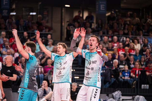 Volleyball I Herren I Saison 2025-2026 I Bundesliga I Halbfinale I SVG Lüneburg - SWD powervolleys Düren I 12.04.2026 Ryan Poole (19, SWD Powervolleys Düren) gestikuliert in Richtung des Schiedsrichters Copyright: xLobeca Björn-OlexKehmx