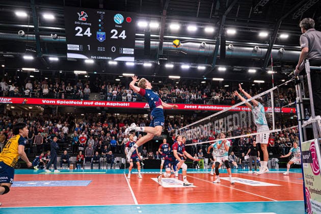 Volleyball I Herren I Saison 2025-2026 I Bundesliga I Halbfinale I SVG Lüneburg - SWD powervolleys Düren I 12.04.2026 Angriff außen von Axel Valentin Enlund (17, SVG Lüneburg) Copyright: xLobeca Björn-OlexKehmx
