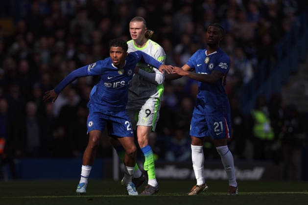 Chelsea v Man City 12 April 2026, London - Premier League Football - Chelsea v Manchester City - Wesley Fofana and Jorrel Hato of Chelsea surround Erling Haaland of Manchester City - Photo: Charlotte Wilson Offside. London UK Copyright: xCharlottexWilsonx xOffsidexOffside