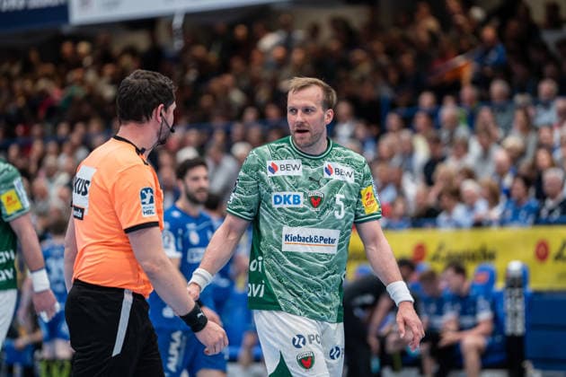TBV Lemgo Lippe (GER) vs. Fuechse Berlin (GER), Handball, Daikin Handball Bundesliga, 28. Spieltag, 12.4.2026, Saision 2025 2026, Lemgo Max Darj (Fuechse Berlin, 05) diskutiert mit dem Schiedsrichter Lemgo Phoenix Contact Arena Deutschland