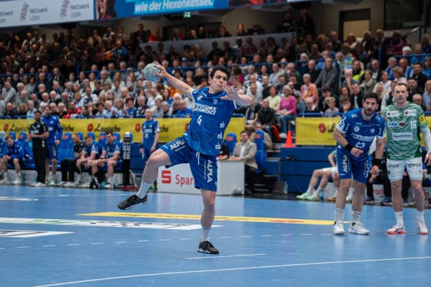 TBV Lemgo Lippe (GER) vs. Fuechse Berlin (GER), Handball, Daikin Handball Bundesliga, 28. Spieltag, 12.4.2026, Saision 2025 2026, Lemgo Samuel Zehnder (TBV Lemgo Lippe, 04) bei einem 7-Meter Wurf Lemgo Phoenix Contact Arena Deutschland