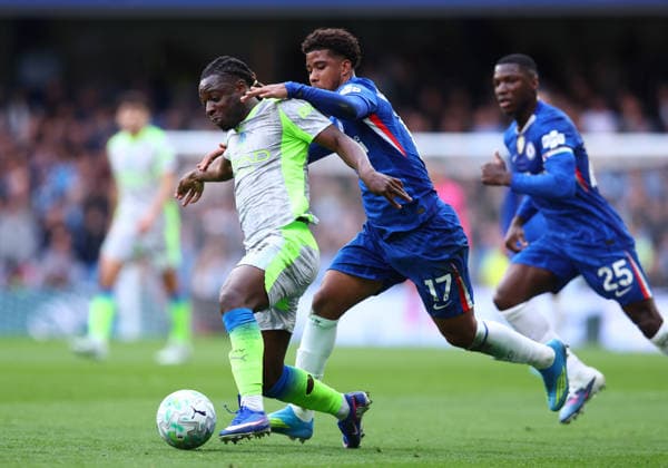London, England, 12th April 2026. Andrey Santos of Chelsea and Jeremy Doku of Manchester City challenge for the ball during the Chelsea vs Manchester City Premier League match at Stamford Bridge, London. Picture credit should read: Paul Terry Sportimage EDITORIAL USE ONLY. No use with unauthorised audio, video, data, fixture lists, club league logos or live services. Online in-match use limited to 120 images, no video emulation. No use in betting, games or single club league player publications. SPI_029_PT_Chelsea_Man_City SPI-4683-0029