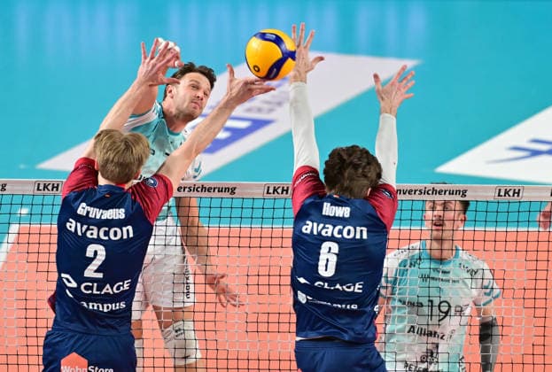GER; 1.VBL, Play Off Halbfinale, SVG Lueneburg vs SWD Powervolleys Dueren 12.04.2026, GER; 1. VBL, PLay Off Halbfinale, SVG Lueneburg vs SWD Powervolleys Dueren, im Bild Jordan Alexander Canham (Dueren 07) versuhcht sich gegen Daniel Gruvaeus Daniel Gruvaeus (SVG 2) und Jackson Clifford Howe (SVG 6) durchzusetzen