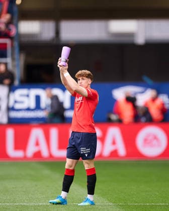 CA Osasuna v Real Betis Balompie - LaLiga EA Sports Victor Munoz of CA Osasuna receives a trophy prior to the LaLiga EA Sports match between CA Osasuna and Real Betis Balompie at El Sadar on April 12, 2026, in Pamplona, Spain. Pamplona El Sadar Navarra Spain RL_CAOvBET_000011 Copyright: xRicardoxLarreinax