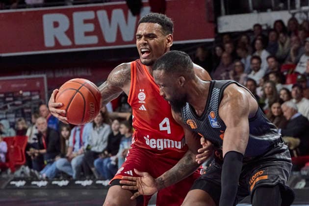 Deutsche Basketball Bundesliga (BBL), FC Bayern München Basketball vs NINERS Chemnitz, München FC Bayern Basketball, NINERS Chemnitz, 2026-04-12 in München (SAP Garden) RATHAN-MAYES Xavier (FC Bayern München Basketball Shooting Guard (SG) Nr4-FCBB4), NEWMAN III John (NINERS Chemnitz Shooting Guard (SG) Nr9-CHE9) sportworld München SAP Garden Bayern Deutschland