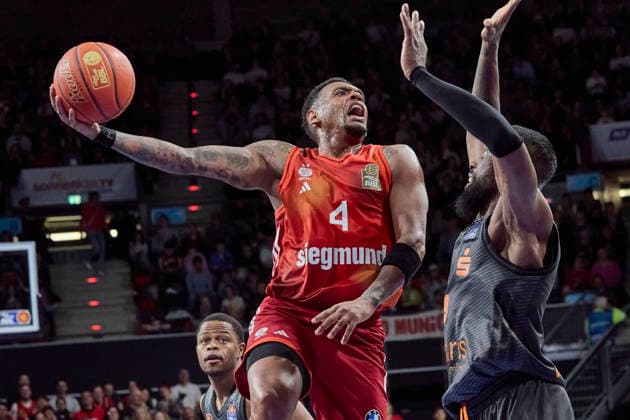Deutsche Basketball Bundesliga (BBL), FC Bayern München Basketball vs NINERS Chemnitz, München FC Bayern Basketball, NINERS Chemnitz, 2026-04-12 in München (SAP Garden) RATHAN-MAYES Xavier (FC Bayern München Basketball Shooting Guard (SG) Nr4-FCBB4), NEWMAN III John (NINERS Chemnitz Shooting Guard (SG) Nr9-CHE9) sportworld München SAP Garden Bayern Deutschland