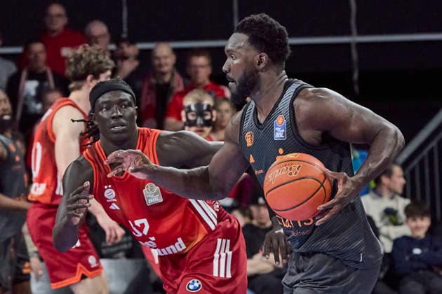 Deutsche Basketball Bundesliga (BBL), FC Bayern München Basketball vs NINERS Chemnitz, München FC Bayern Basketball, NINERS Chemnitz, 2026-04-12 in München (SAP Garden) SOW Amadou (NINERS Chemnitz Center (C) Nr12-CHE12), GABRIEL Wenyen (FC Bayern München Basketball Center (C) Nr32-FCBB32) sportworld München SAP Garden Bayern Deutschland
