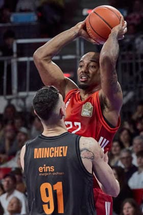 Deutsche Basketball Bundesliga (BBL), FC Bayern München Basketball vs NINERS Chemnitz, München FC Bayern Basketball, NINERS Chemnitz, 2026-04-12 in München (SAP Garden) MIKE Isiaha (FC Bayern München Basketball Power Forward (PF) Nr22-FCBB22), MINCHEV Yordan (NINERS Chemnitz Power Forward (PF) Nr91-CHE91) sportworld München SAP Garden Bayern Deutschland