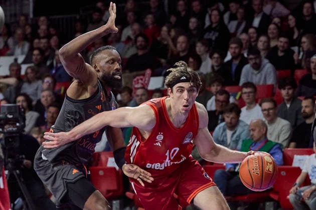 Deutsche Basketball Bundesliga (BBL), FC Bayern München Basketball vs NINERS Chemnitz, München FC Bayern Basketball, NINERS Chemnitz, 2026-04-12 in München (SAP Garden) JESSUP Justinian (FC Bayern München Basketball Shooting Guard (SG) Nr10-FCBB10), NEWMAN III John (NINERS Chemnitz Shooting Guard (SG) Nr9-CHE9) sportworld München SAP Garden Bayern Deutschland