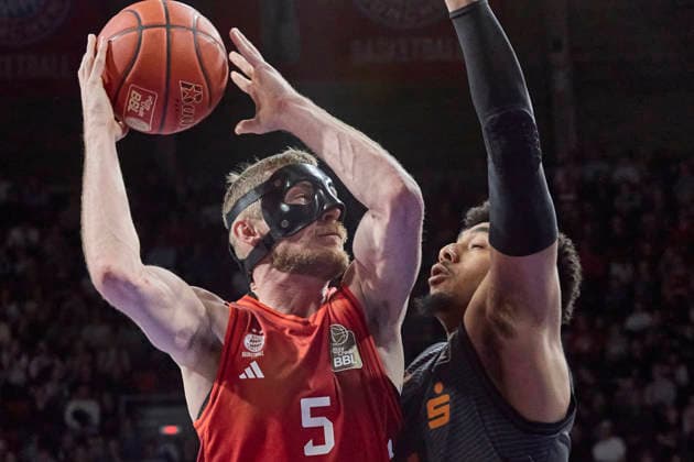 Deutsche Basketball Bundesliga (BBL), FC Bayern München Basketball vs NINERS Chemnitz, München FC Bayern Basketball, NINERS Chemnitz, 2026-04-12 in München (SAP Garden) GIFFEY Niels (FC Bayern München Basketball Small Forward (SF) Nr5-FCBB5), MUSHIDI Kostja (NINERS Chemnitz Small Forward (SF) Nr11-CHE11) sportworld München SAP Garden Bayern Deutschland