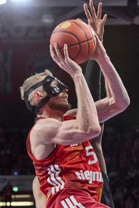 Deutsche Basketball Bundesliga (BBL), FC Bayern München Basketball vs NINERS Chemnitz, München FC Bayern Basketball, NINERS Chemnitz, 2026-04-12 in München (SAP Garden) GIFFEY Niels (FC Bayern München Basketball Small Forward (SF) Nr5-FCBB5), MUSHIDI Kostja (NINERS Chemnitz Small Forward (SF) Nr11-CHE11) sportworld München SAP Garden Bayern Deutschland