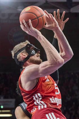 Deutsche Basketball Bundesliga (BBL), FC Bayern München Basketball vs NINERS Chemnitz, München FC Bayern Basketball, NINERS Chemnitz, 2026-04-12 in München (SAP Garden) GIFFEY Niels (FC Bayern München Basketball Small Forward (SF) Nr5-FCBB5), MUSHIDI Kostja (NINERS Chemnitz Small Forward (SF) Nr11-CHE11) sportworld München SAP Garden Bayern Deutschland