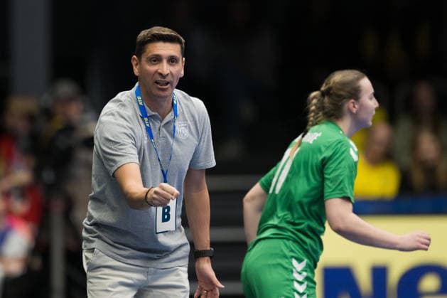 260412 Head coach Herlanderis Silva of Litauen during the women s EHF EURO Qualification, EM, Europameisterschaft handball match between Sweden and Lithuania on April 12, 2026 in Kosta. Photo: Suvad Mrkonjic BILDBYRAN COP 170 SM0457 handball handboll handball kval em em-kval qualification womens ehf euro qualification sverige sweden litauen lithuania dam bbeng sverige sweden Copyright: SUVADxMRKONJIC BB260412SM033