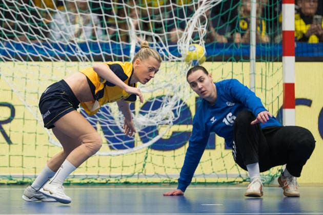 260412 Nathalie Hagman of Sweden and Goal keeper Evita Å½ilionyte of Litauen during the women s EHF EURO Qualification, EM, Europameisterschaft handball match between Sweden and Lithuania on April 12, 2026 in Kosta. Photo: Suvad Mrkonjic BILDBYRAN COP 170 SM0457 handball handboll handball kval em em-kval qualification womens ehf euro qualification sverige sweden litauen lithuania dam bbeng sverige sweden Copyright: SUVADxMRKONJIC BB260412SM035
