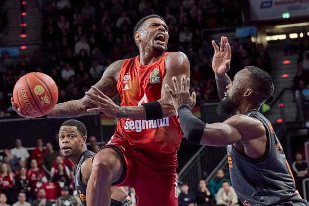Deutsche Basketball Bundesliga (BBL), FC Bayern München Basketball vs NINERS Chemnitz, München FC Bayern Basketball, NINERS Chemnitz, 2026-04-12 in München (SAP Garden) RATHAN-MAYES Xavier (FC Bayern München Basketball Shooting Guard (SG) Nr4-FCBB4), NEWMAN III John (NINERS Chemnitz Shooting Guard (SG) Nr9-CHE9) sportworld München SAP Garden Bayern Deutschland