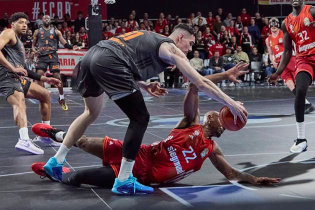 Deutsche Basketball Bundesliga (BBL), FC Bayern München Basketball vs NINERS Chemnitz, München FC Bayern Basketball, NINERS Chemnitz, 2026-04-12 in München (SAP Garden) MIKE Isiaha (FC Bayern München Basketball Power Forward (PF) Nr22-FCBB22), MINCHEV Yordan (NINERS Chemnitz Power Forward (PF) Nr91-CHE91) sportworld München SAP Garden Bayern Deutschland