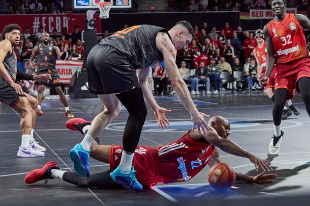 Deutsche Basketball Bundesliga (BBL), FC Bayern München Basketball vs NINERS Chemnitz, München FC Bayern Basketball, NINERS Chemnitz, 2026-04-12 in München (SAP Garden) MIKE Isiaha (FC Bayern München Basketball Power Forward (PF) Nr22-FCBB22), MINCHEV Yordan (NINERS Chemnitz Power Forward (PF) Nr91-CHE91) sportworld München SAP Garden Bayern Deutschland