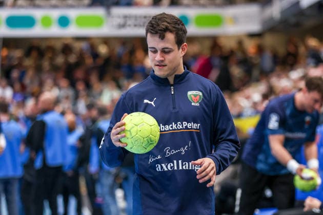 2026.04.12, xkwix, Handball, HBL, TBV Lemgo Lippe - Füchse Berlin, PHOENIX CONTACT arena, 28.Spieltag, Saison 2025 2026: Tim Freihöfer (Füchse Berlin 20) schaut auf Ball beim Aufwaermen DFB regulations prohibit any use of photographs as image sequences and or quasi-video. Photo: xKamilxWilkowskixPressefotoKochx Nordrhein-Westfalen Deutschland