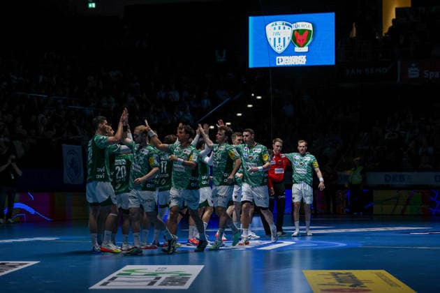 2026.04.12, xkwix, Handball, HBL, TBV Lemgo Lippe - Füchse Berlin, PHOENIX CONTACT arena, 28.Spieltag, Saison 2025 2026: Die Gastmannschaft aus Berlin begrueßt die Halle und Fans DFB regulations prohibit any use of photographs as image sequences and or quasi-video. Photo: xKamilxWilkowskixPressefotoKochx Nordrhein-Westfalen Deutschland