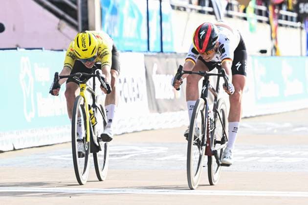 Paris - Roubaix Hauts-de-France 2026 Cycling Race ROUBAIX, FRANCE - APRIL 12 : Koch Franziska (GER) of FDJ United - SUEZ and Vos Marianne (NED) of Team Visma Lease a Bike in the final sprint at the finish line during the 123rd edition of Paris - Roubaix Hauts-de-France an UCI World Tour 1.UWT one day cycling road race for Women Elite of 258 km with start in Compiegne and finish in Roubaix on April 12, 2026 in Roubaix, France, 12 04 2026 ( Motordriver Kenny Verfaillie - Roubaix France  Copyright: xVincentxKalutx