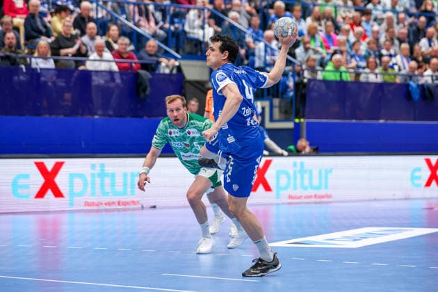 2026.04.12, xkwix, Handball, HBL, TBV Lemgo Lippe - Füchse Berlin, PHOENIX CONTACT arena, 28.Spieltag, Saison 2025 2026: Samuel Zehnder (TBV Lemgo Lippe 4) beim Strafwurf DFB regulations prohibit any use of photographs as image sequences and or quasi-video. Photo: xKamilxWilkowskixPressefotoKochx Nordrhein-Westfalen Deutschland
